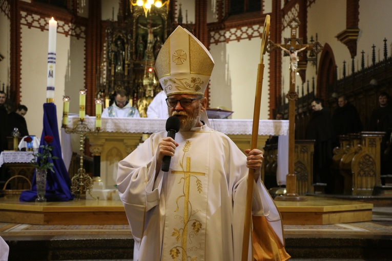 Poranne roraty dla dzieci u franciszkanów i wizyta św. Mikołaja