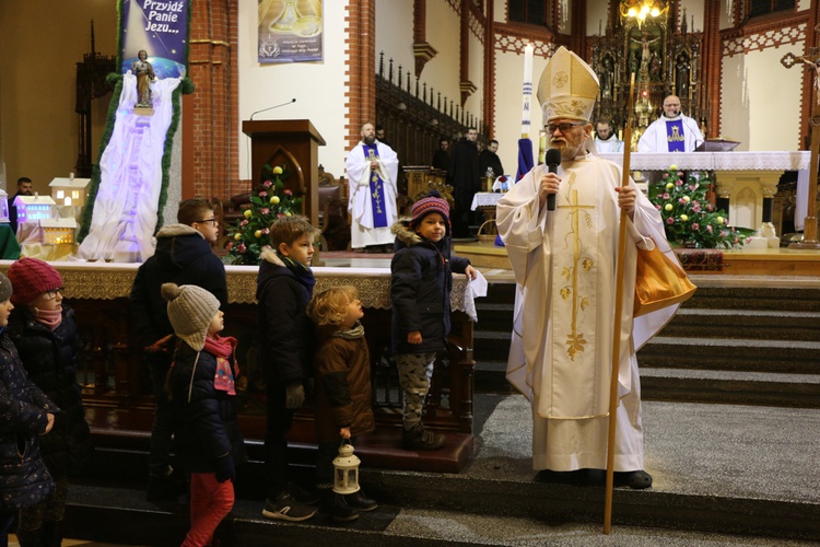 Poranne roraty dla dzieci u franciszkanów i wizyta św. Mikołaja