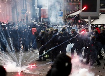 Francja: Drugi dzień chaosu w transporcie z powodu strajku generalnego