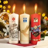 Świeca Caritas na wigilijnym stole to już tradycja w wielu domach.