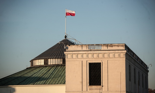 PiS lekko w dół, PO lekko w górę