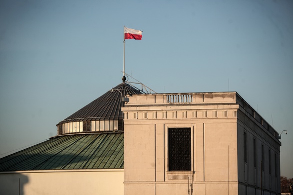 PiS lekko w dół, PO lekko w górę