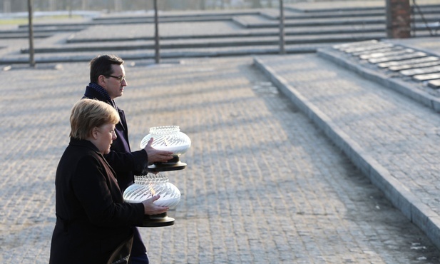 Kanclerz Angela Merkel i premier Mateusz Morawiecki złożyli znicze pod Pomnikiem Ofiar Obozu.