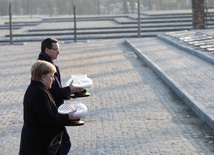 Kanclerz Angela Merkel i premier Mateusz Morawiecki złożyli znicze pod Pomnikiem Ofiar Obozu.