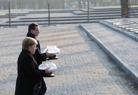 Kanclerz Angela Merkel i premier Mateusz Morawiecki złożyli znicze pod Pomnikiem Ofiar Obozu.