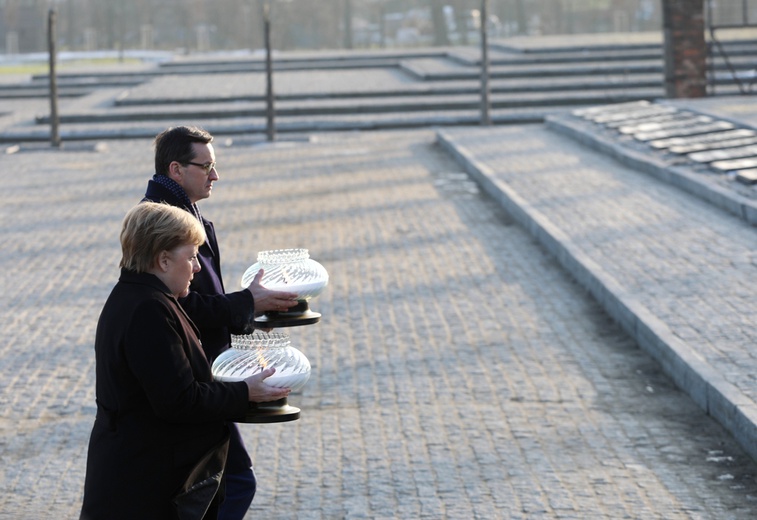 Kanclerz Angela Merkel i premier Mateusz Morawiecki złożyli znicze pod Pomnikiem Ofiar Obozu.