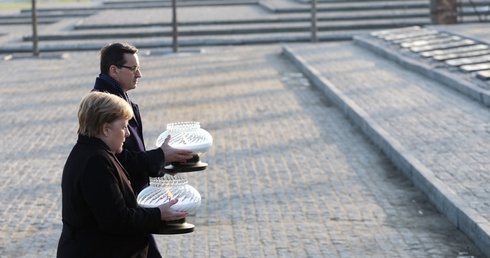 Kanclerz Angela Merkel i premier Mateusz Morawiecki złożyli znicze pod Pomnikiem Ofiar Obozu.