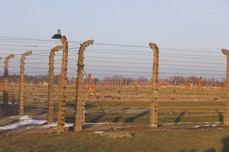 Kanclerz Angela Merkel z wizytą w byłym obozie Auschwitz-Birkenau 