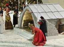 Franciszek przed szopką w Watykanie