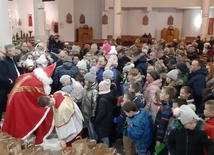Tłumy dzieci chciały jak najszybciej otrzymać prezent od św. Mikołaja.