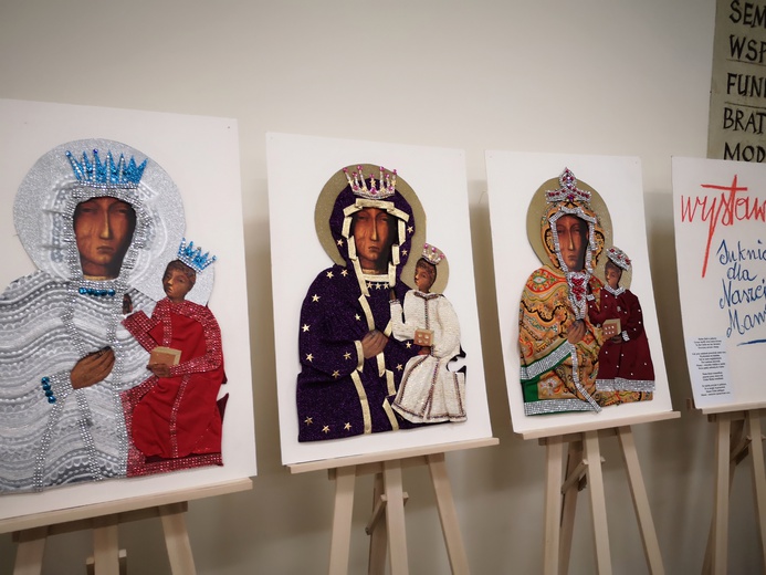 "Suknie dla naszej Matki"