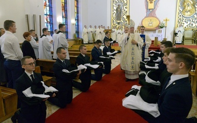 Stroje duchowne poświęcił bp Piotr Turzyński.