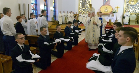 Stroje duchowne poświęcił bp Piotr Turzyński.