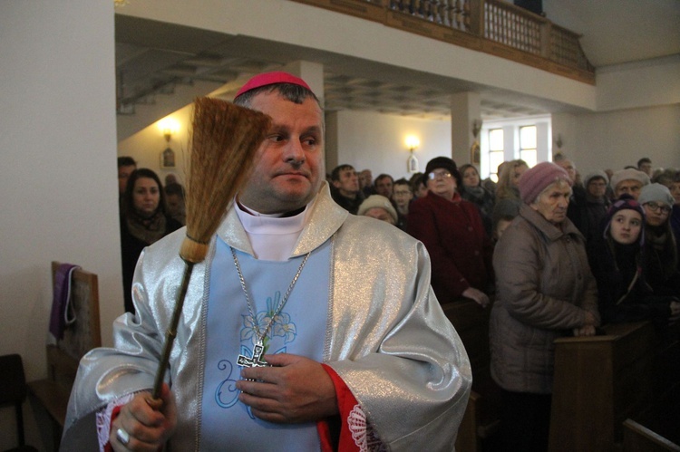 Rydzów. Poświęcenie odnowionego prezbietrium i witraży