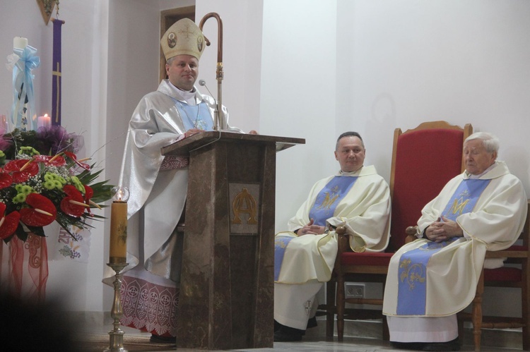 Rydzów. Poświęcenie odnowionego prezbietrium i witraży