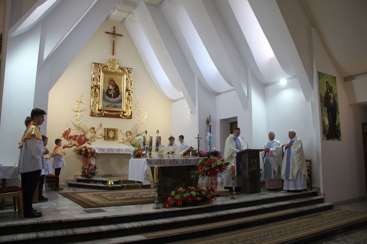 Rydzów. Poświęcenie odnowionego prezbietrium i witraży