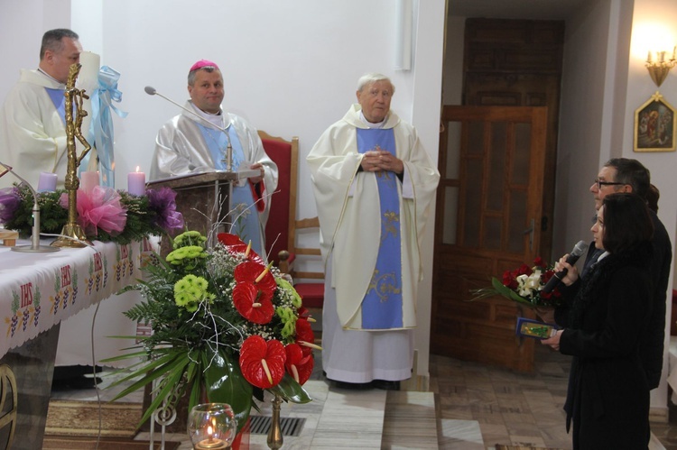 Rydzów. Poświęcenie odnowionego prezbietrium i witraży