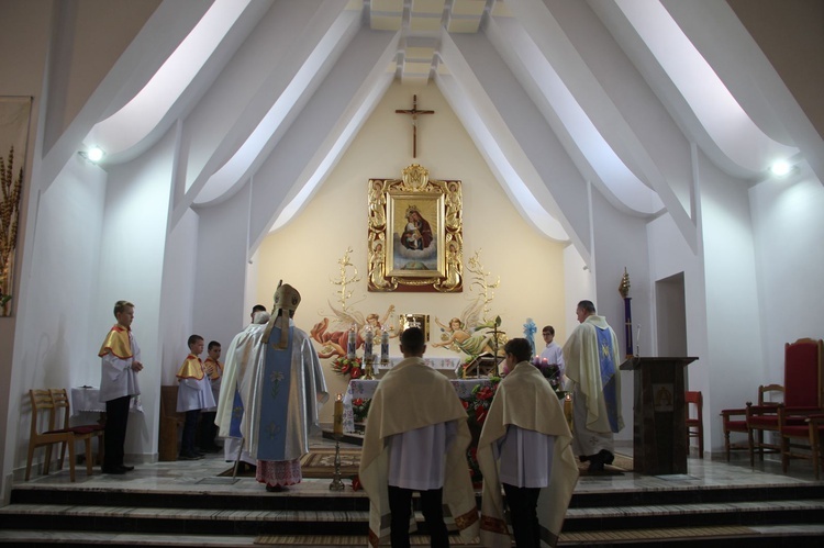 Rydzów. Poświęcenie odnowionego prezbietrium i witraży