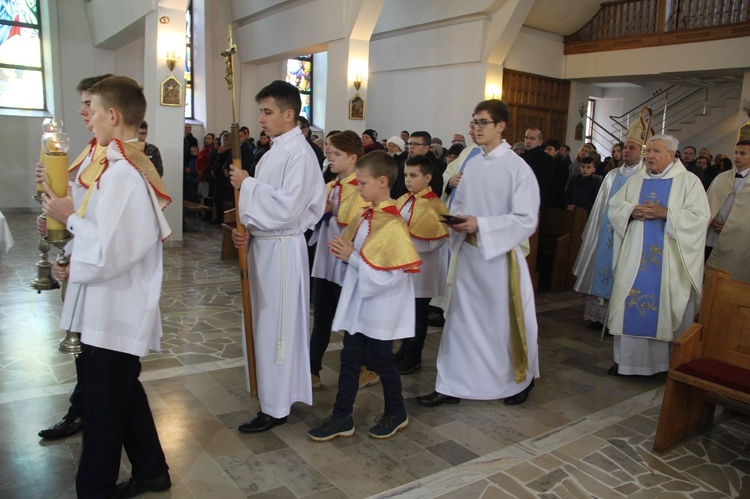 Rydzów. Poświęcenie odnowionego prezbietrium i witraży