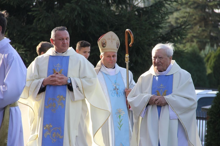 Rydzów. Poświęcenie odnowionego prezbietrium i witraży