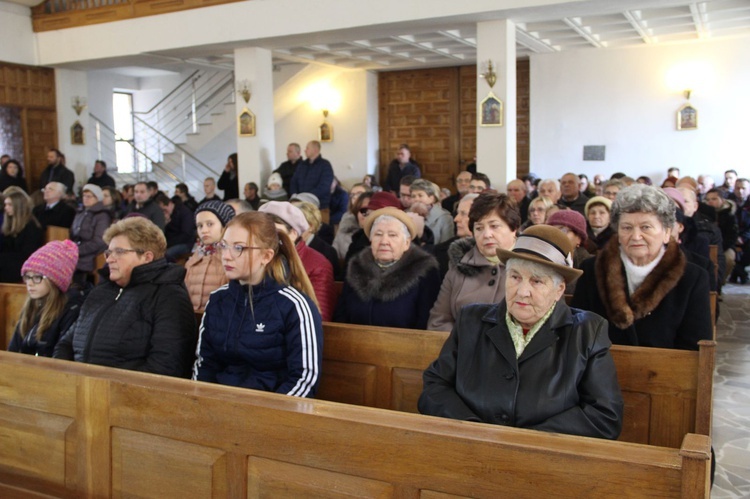 Rydzów. Poświęcenie odnowionego prezbietrium i witraży