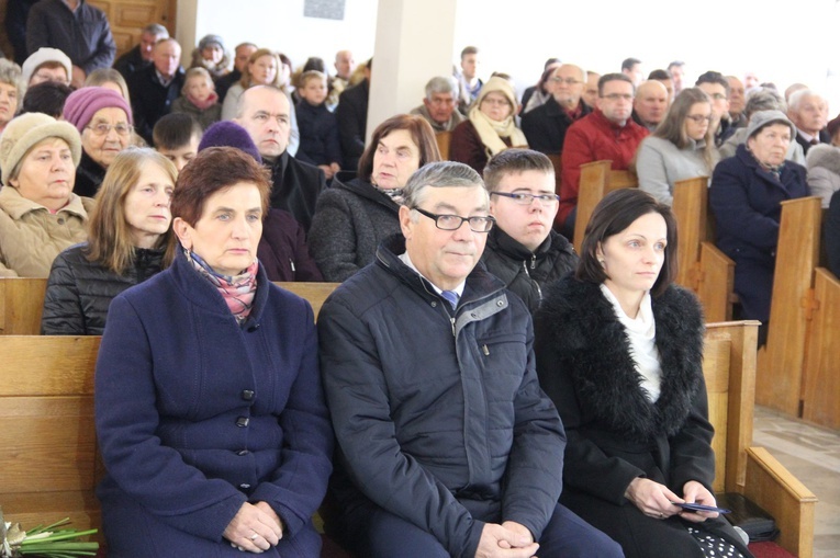 Rydzów. Poświęcenie odnowionego prezbietrium i witraży