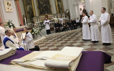 Podczas liturgii nastąpił obrzęd święceń.