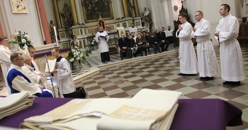 Podczas liturgii nastąpił obrzęd święceń.