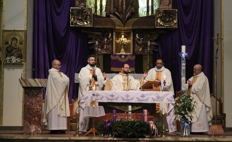 Oazowi duszpasterze z dekanatu Bielsko-Biała z moderatorem rejonowym ks. Jakubem Studzińskim podczas wspólnotowej Eucharystii.