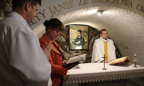 Ks. Marek Blinda sprawował Mszę św za małżonków w kaplicy narodzenia św. Jana Sarkandra w Skoczowie.