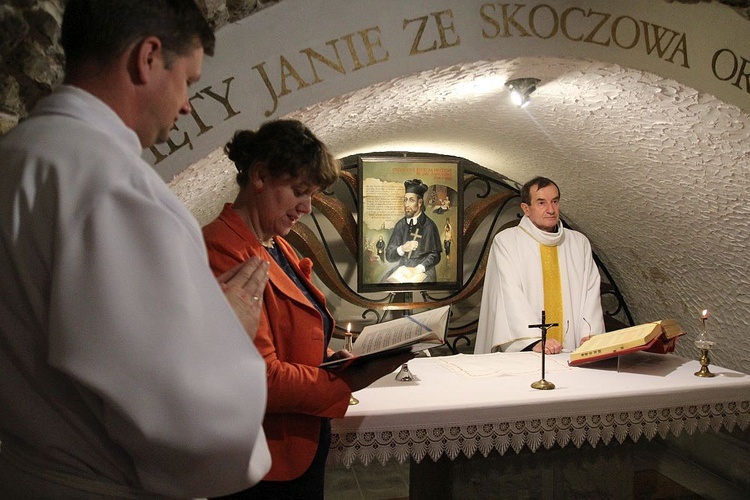 Ks. Marek Blinda sprawował Mszę św za małżonków w kaplicy narodzenia św. Jana Sarkandra w Skoczowie.