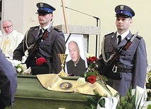 Kilka lat po wydarzeniach w Polkowicach ks. Jerzy został kapelanem policjantów. To oni stali później nad jego trumną, oddając mu należny szacunek.