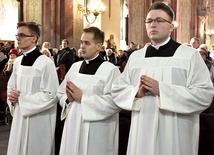 ▲	Klerycy trzeciego roku już po założeniu stroju.