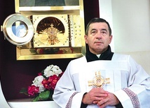 Ks. Wiesław Szewczuk, proboszcz parafii, przy relikwiarzach  św. s. Faustyny i ks. Sopoćki.