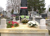 ▲	Grób rodziny Grodzińskich na cmentarzu rzymskokatolickim przy ul. Limanowskiego w Radomiu. 