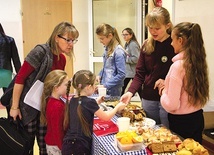 ▲	Nawet w dniu swojego święta pomagali i służyli innym.