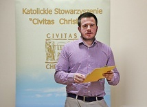 – Trudno się oprzeć wrażeniu, że lewica propaguje postulaty antymęskie, budując zjawisko dyktatury kobiet – stwierdził prelegent.