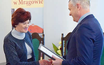 ▲	Wieloletnia kierownik Alina Wierzbicka otrzymała podziękowania za zaangażowanie na rzecz muzealnictwa. 