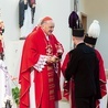 Górnicy przynoszą do ołtarza dary eucharystyczne.