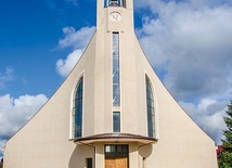 Kościół zaprojektowali Alicja Kozicka, Wiesław Szyślak i Daniel Orchowski.