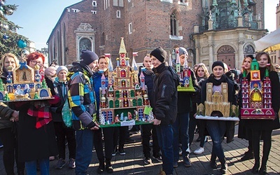 Pamiątkowe zdjęcie na tle kościoła Mariackiego.