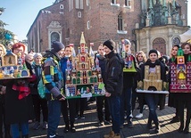 Pamiątkowe zdjęcie na tle kościoła Mariackiego.