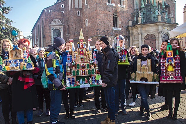 Pamiątkowe zdjęcie na tle kościoła Mariackiego.