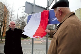 Odsłonięcia tablicy dokonali wspólnie Zbigniew Krupa  oraz Dariusz Bożek.