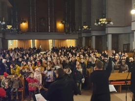 Uczestnicy razem z zespołem śpiewali i modlili się.