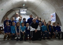 Spacer z cystersem po świdnickiej bibliotece