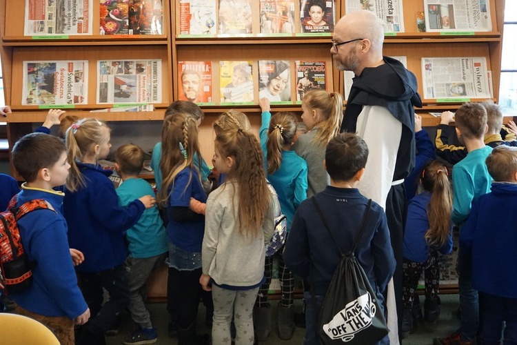 Spacer z cystersem po świdnickiej bibliotece