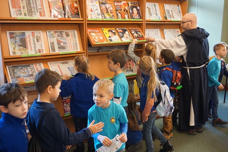 Spacer z cystersem po świdnickiej bibliotece