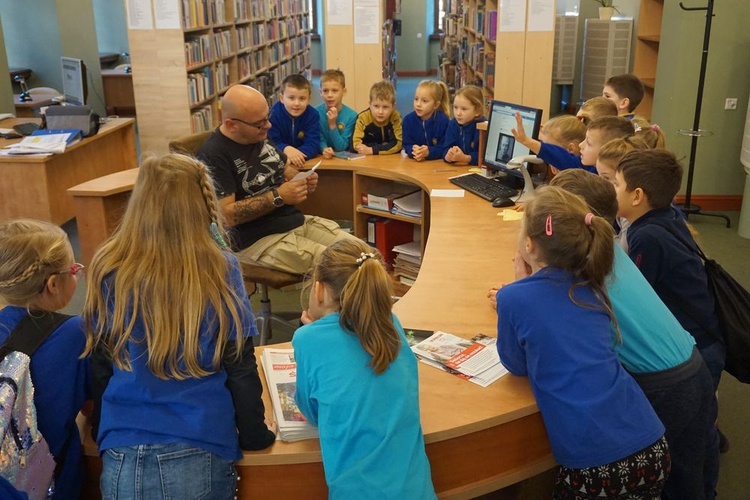 Spacer z cystersem po świdnickiej bibliotece