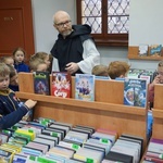 Spacer z cystersem po świdnickiej bibliotece